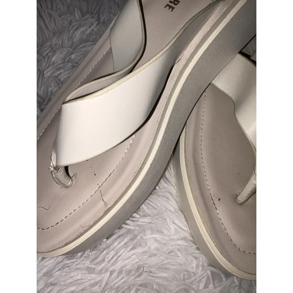 Cushionaire “Pippin” Women’s 8 Ivory Platform Flip Flops. Memory Foam. Grt Pair